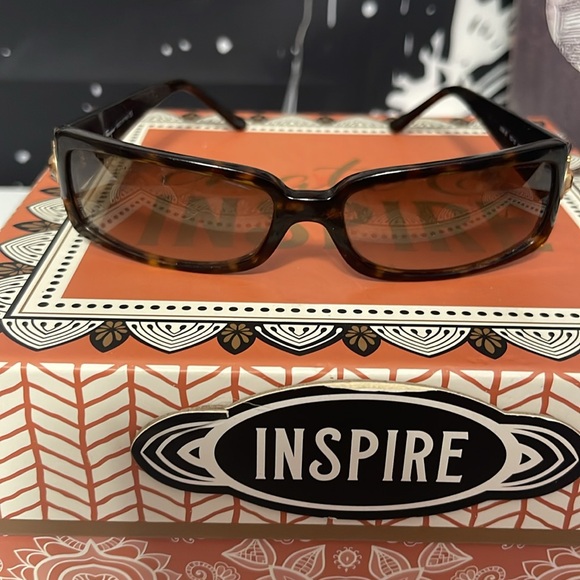 Salvatore Ferragamo Luxury Tortoiseshell Sunglasses - Picture 5 of 8